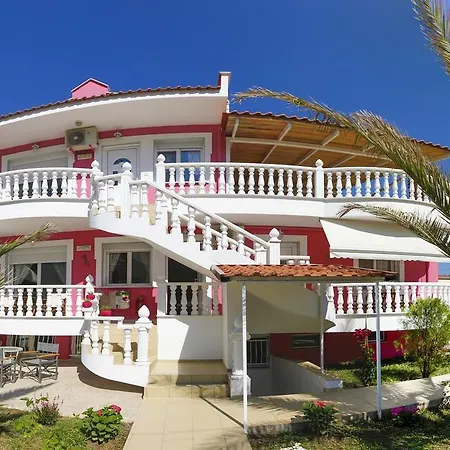 Nereids And כריסי אמודיה